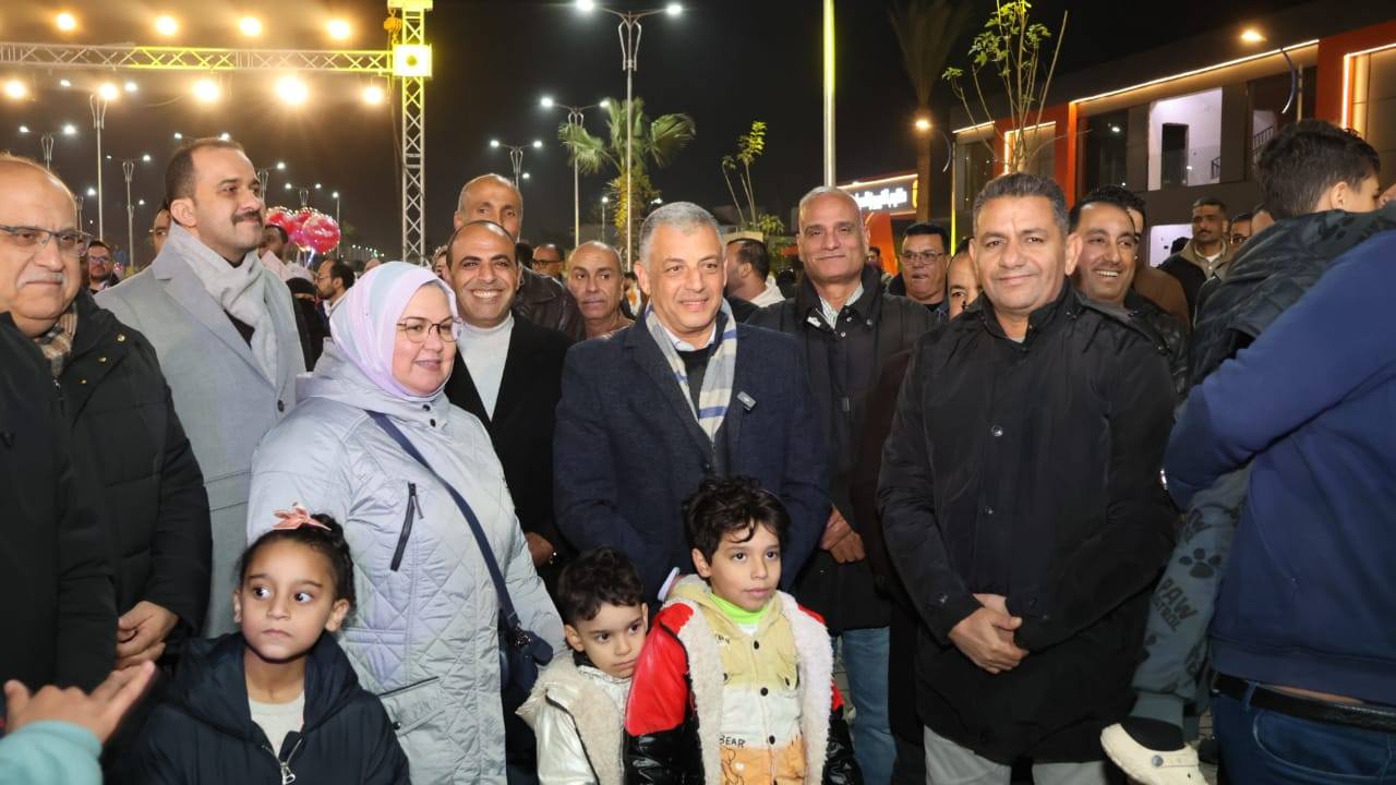  محافظ الإسماعيلية يشارك المواطنين الاحتفال بالعام الجديد من ساحة "منتجع الفيروز"